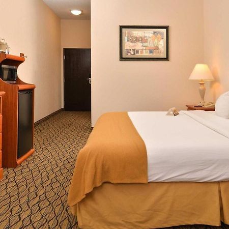 Quality Inn & Suites Jefferson City Exterior photo