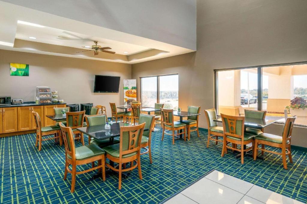 Quality Inn & Suites Jefferson City Exterior photo