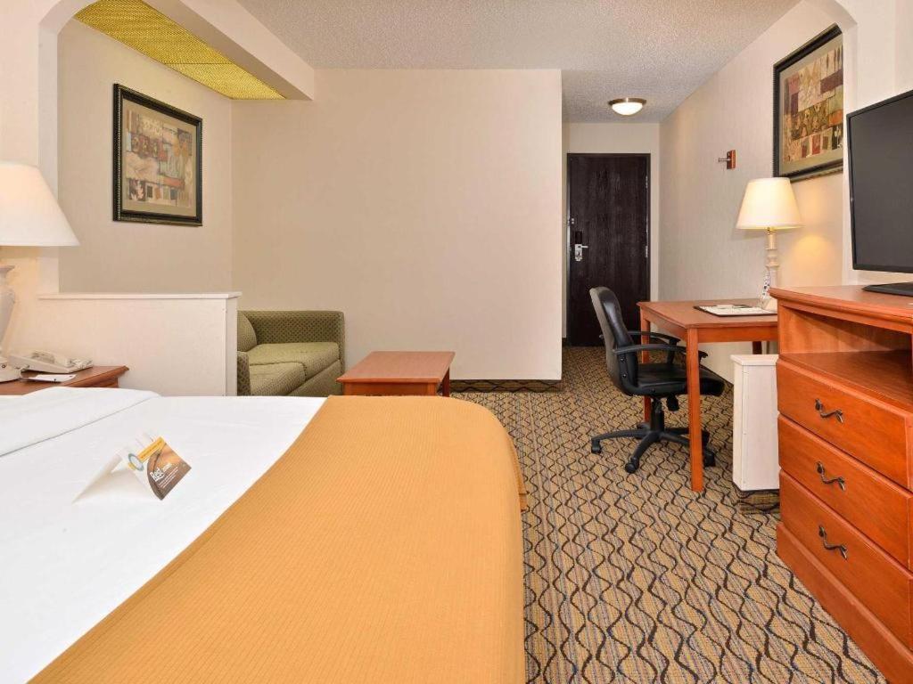 Quality Inn & Suites Jefferson City Exterior photo