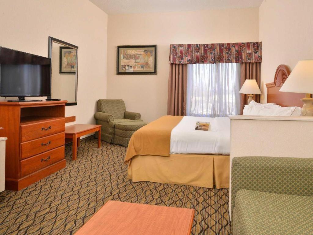 Quality Inn & Suites Jefferson City Exterior photo