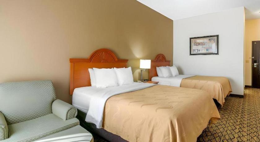 Quality Inn & Suites Jefferson City Exterior photo